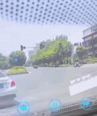 ���գ���ƿС�紳��Ʋ�㱻ײ��