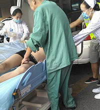 某小区俩小孩掉河 一个已亡!