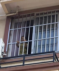 一身冷汗!嘉兴一3岁男孩把自己反锁在家里 跑到窗台边……
