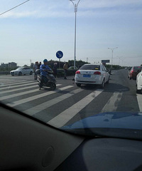 ͻ���������ϱ�����·�� �Ϸ��޿����ֳ���ײ��