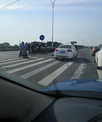 ͻ���������ϱ�����·�� �Ϸ��޿����ֳ���ײ��