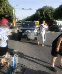 ��ʹ������ĳУѧ���������� ������ײ��7��8��