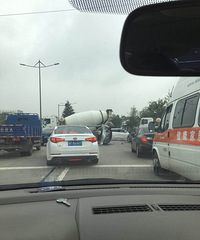 ������Ƶ������Ů˾��ֱ�б���ݳ�˲��ײ�� ��ʻ����ѹ�ɷ�����