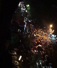 ����׳�ۣ�����ĳУ�ſڳ��Ӷµ�ˮй��ͨ