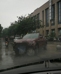 ���Ǹ�ʯ�ո���������һ����ɯ����ײ������