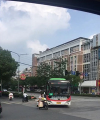 666������ĳ·�ڹ�������ת�� ��ƿ������ ���ָ����ˣ�