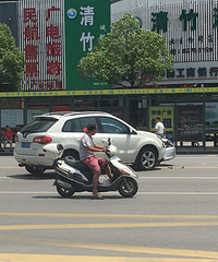 ���ء���ɽ��·�󸽽� ת��SUVײ��ֱ��С�γ�������