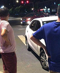 醉酒顾客拦滴滴闹事 还招来警察