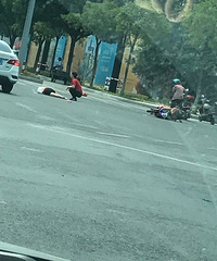 �Ϻ��������ײ�ϵ�ƿ�� Ů���ɵ���һ������