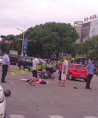 ���ң�����ĳ·��ͻ������ ��˵Ů������Ť�����ˣ�