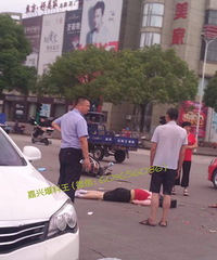 ���ң�����ĳ·��ͻ������ ��˵Ů������Ť�����ˣ�