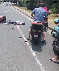 ͻ������ʢ·��������һ��ƿ������ ����һ̯Ѫ��