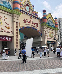 现在!欢乐世界有剧组在拍戏!是读书时代的经典言情小说