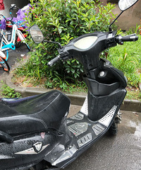 台风天给人送外卖 冒着大雨绕来绕去 顾客还一脸鄙视