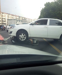 �������ˣ�һתͷ�Ϳ��� �������ѵ�ƿ������ѹ�ڳ�����