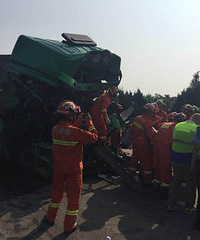 ��ͷ��ײ�� ��է���ո��ĳ�����׷β �ֳ�̫����