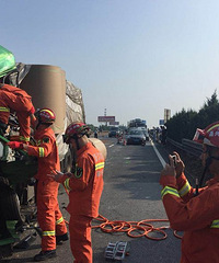 ��ͷ��ײ�� ��է���ո��ĳ�����׷β �ֳ�̫����