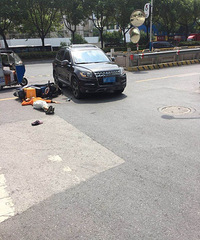 ����С�翪̫�� ײ��ת��������ͷ��㱻ѹ��