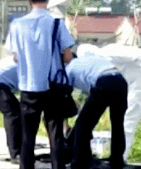 ����ĳСѧ��������ʬ  ����ѹ�ŵ�ƿ����