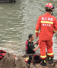 突发!工地打桩2人坠河 一人被吓“呆” 一人失联搜救中··