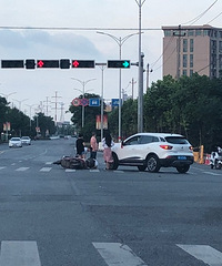 突发!昌盛路与振兴路口汽车撞上电瓶车 电瓶车躺在地上