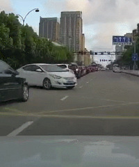 行车视频曝光!海宁街头两车惨烈相撞…