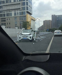 �������������ˣ�·�����˱�ײ��һ��