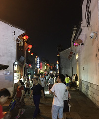 今晚的月河 人已爆满!现场还有座鹊桥...