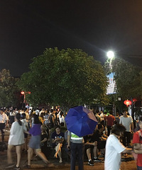 今晚的月河 人已爆满!现场还有座鹊桥...
