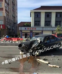 突发!嘉兴某酒店门口突发车祸 车头撞的稀巴烂 护栏倒了一整排