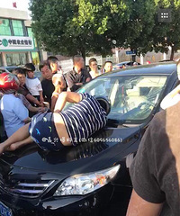 突发车祸!摩托车女子被撞飞到汽车上 挡风玻璃撞出大坑!