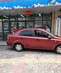 车子停到别人店门口 被店老板拿扫把揍!后面直接掐脖子