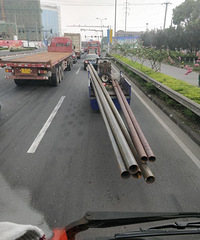 十几米长的就这样夹在车上 车头都要被压翻了!