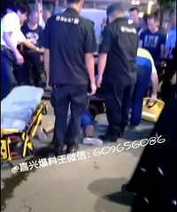无语!嘉兴某菜场围满人 居然是男子喝酒开电瓶车把自己···