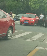 几天之内看见四起车祸 !电瓶车被吞进车轮之下