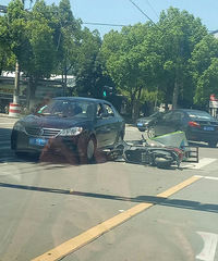 几天之内看见四起车祸 !电瓶车被吞进车轮之下