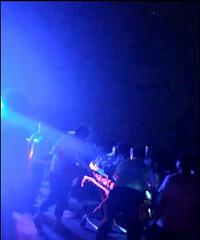 深夜突发!油车港附近汽车撞电瓶车 汽车逃逸了