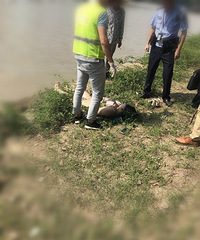 ͻ�� ��������һŮ������  ·���ºӾ��ϰ�