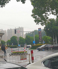 中港城十字路口两车相撞 保险杠都撞掉!