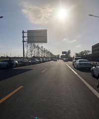 又要开学了 路过某校门口停满车!还有不少豪车···