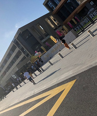 又要开学了 路过某校门口停满车!还有不少豪车···