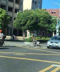 路遇嘉兴一老太坐轮椅等在路边 红衣女子一上来就···