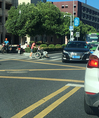 路遇嘉兴一老太坐轮椅等在路边 红衣女子一上来就···