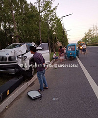 乌镇大道突发惨烈车祸!宝马女司机开上绿化带 人被撞的满脸是血