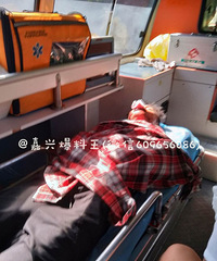 乌镇大道突发惨烈车祸!宝马女司机开上绿化带 人被撞的满脸是血