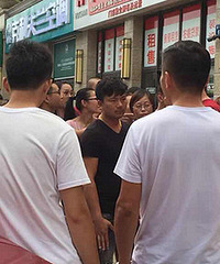 ����ĳ�յ��ϰ���·�ˣ�Ա����ҵ���ѵ궼��...