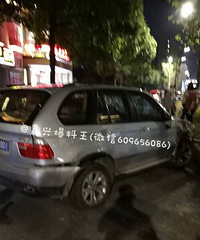 180°侧翻!平湖一宝马撞护栏后冲进绿化带 树都连根拔起