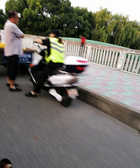 一个路口归三个街道管?这边的违规摊贩被驱赶了 另一侧的没人管