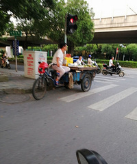 一个路口归三个街道管?这边的违规摊贩被驱赶了 另一侧的没人管
