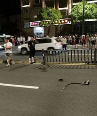 平湖深夜醉驾!宝马撞护栏后冲上绿化带 180°翻转!(视频)